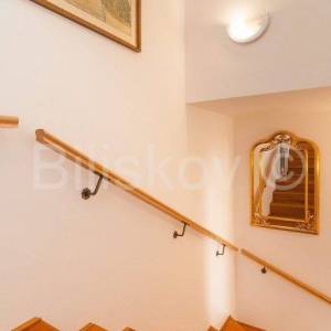 Omiš, 4 samostojeće kamene kuće