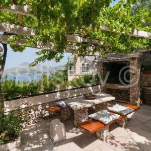 Omiš, 4 samostojeće kamene kuće