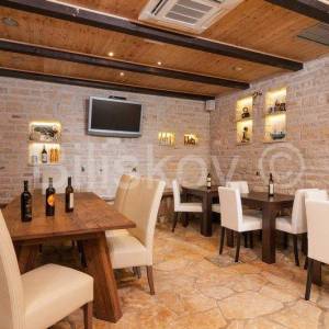 Omiš, 4 samostojeće kamene kuće