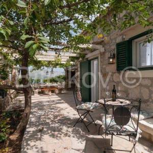 Omiš, 4 samostojeće kamene kuće