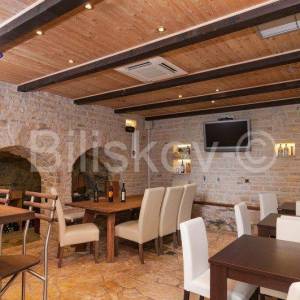 Omiš, 4 samostojeće kamene kuće