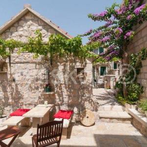 Omiš, 4 samostojeće kamene kuće