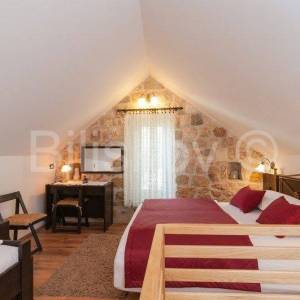 Omiš, 4 samostojeće kamene kuće