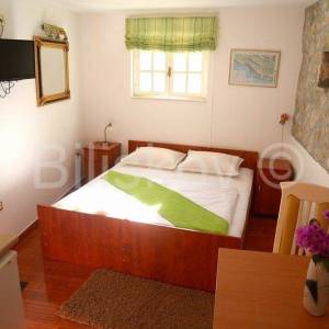 Omiš, 4 samostojeće kamene kuće