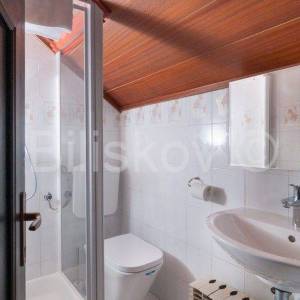 Omiš, 4 samostojeće kamene kuće