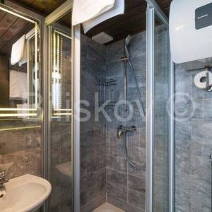 Omiš, 4 samostojeće kamene kuće