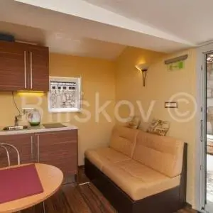 Omiš, 4 samostojeće kamene kuće