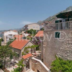 Omiš, 4 samostojeće kamene kuće