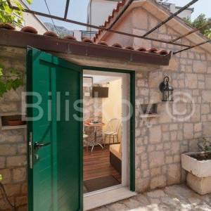 Omiš, 4 samostojeće kamene kuće