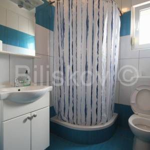 Omiš, Duće dvojna kuća, 4 stana, 300 m2 okućnice