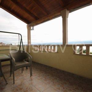 Omiš, Duće dvojna kuća, 4 stana, 300 m2 okućnice