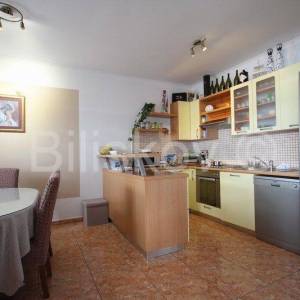 Omiš, Duće dvojna kuća, 4 stana, 300 m2 okućnice