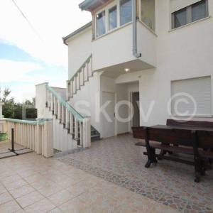 Omiš, Duće dvojna kuća, 4 stana, 300 m2 okućnice