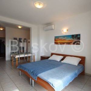 Omiš, Duće dvojna kuća, 4 stana, 300 m2 okućnice