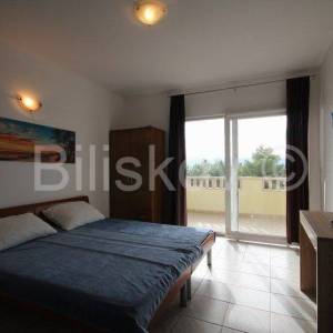 Omiš, Duće dvojna kuća, 4 stana, 300 m2 okućnice