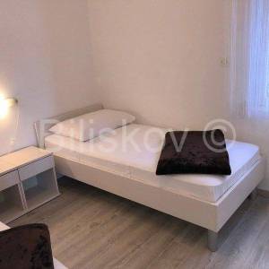 Omiš, prodaja kuća 50 m od mora, 3 stambene jedinice