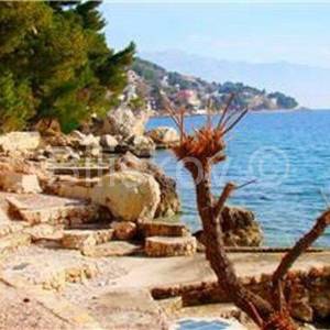 Omiš, prodaja kuća 50 m od mora, 3 stambene jedinice