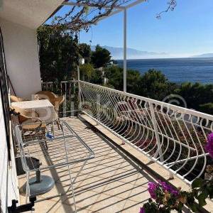 Omiš, prodaja kuća 50 m od mora, 3 stambene jedinice