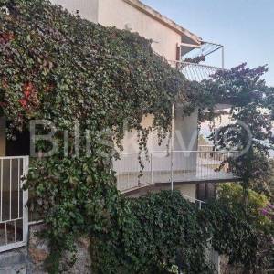 Omiš, prodaja kuća 50 m od mora, 3 stambene jedinice