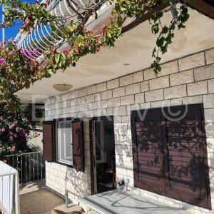 Omiš, prodaja kuća 50 m od mora, 3 stambene jedinice