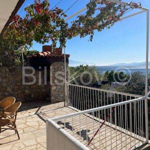 Omiš, prodaja kuća 50 m od mora, 3 stambene jedinice