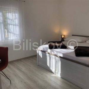 Omiš, prodaja kuća 50 m od mora, 3 stambene jedinice