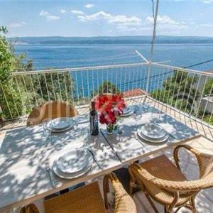 Omiš, prodaja kuća 50 m od mora, 3 stambene jedinice