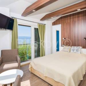 Omiš, Stanići - kuća 1. red do mora