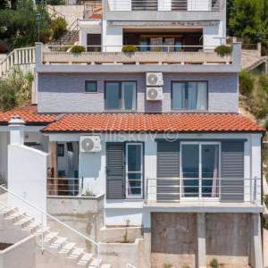 Omiš, Stanići - kuća 1. red do mora