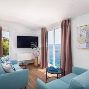 Omiš, Stanići - kuća 1. red do mora