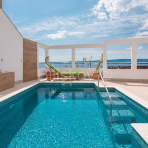 Omiš, Stanići - kuća 1. red do mora