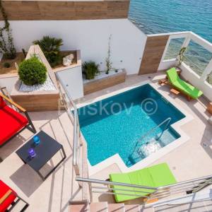 Omiš, Stanići - kuća 1. red do mora