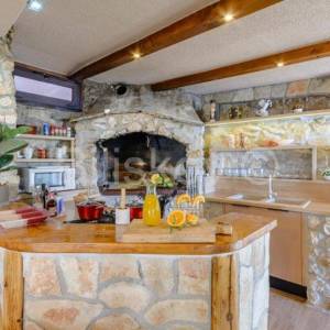 Omiška rivjera  -vila-prizemnica s bazenom