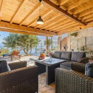 Omiška rivjera  -vila-prizemnica s bazenom