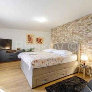 Omiška rivjera  -vila-prizemnica s bazenom