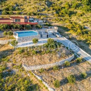 Omiška rivjera  -vila-prizemnica s bazenom