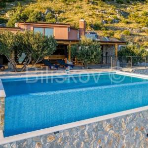 Omiška rivjera  -vila-prizemnica s bazenom