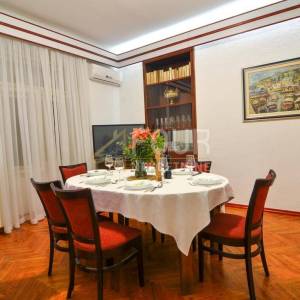 Opatija, Centar, dvoetažni stan u vili s okućnicom, prvi red do mora !