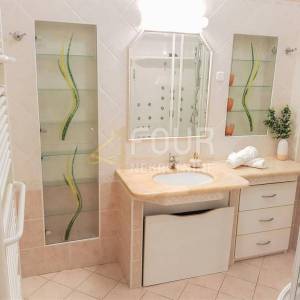 Opatija, Centar, dvoetažni stan u vili s okućnicom, prvi red do mora !