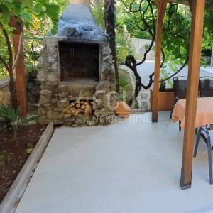 Opatija, Centar, dvoetažni stan u vili s okućnicom, prvi red do mora !