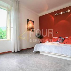 Opatija, Centar, dvoetažni stan u vili s okućnicom, prvi red do mora !