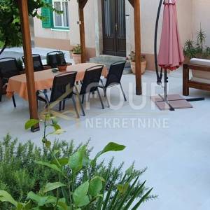 Opatija, Centar, dvoetažni stan u vili s okućnicom, prvi red do mora !