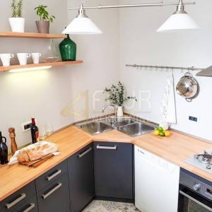 Opatija, Centar, dvoetažni stan u vili s okućnicom, prvi red do mora !