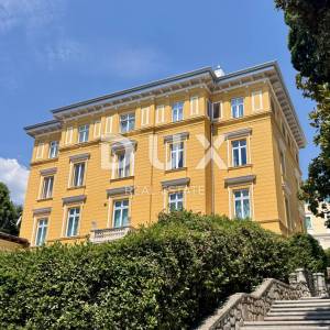 OPATIJA, CENTAR - spoj luksuza i autentičnosti, stan u sređenoj povijesnoj vili u centru Opatije s pogledom