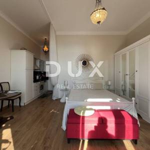 OPATIJA, CENTAR – Stan s pogledom i parkingom u povijesnoj vili