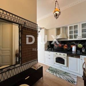 OPATIJA, CENTAR – Stan s pogledom i parkingom u povijesnoj vili