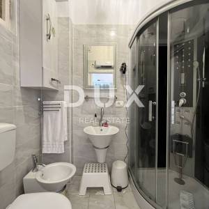 OPATIJA, CENTAR – Stan s pogledom i parkingom u povijesnoj vili