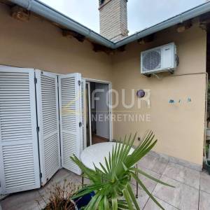 Opatija, etaža vile s terasom, veliki potencijal!