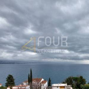 Opatija, etaža vile s terasom, veliki potencijal!