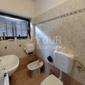 Opatija, etaža vile s terasom, veliki potencijal!